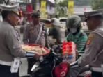 Satlantas Polresta Balikpapan menggelar aksi sosial “Jumat Berbagi” atau Jumat Berkah, pada Jumat (8/8/2025) pagi. Foto: HO/Humas Polresta Balikpapan
