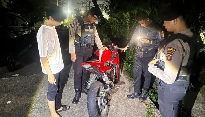 Satuan Samapta Polresta Balikpapan tertibkan Kendaraan Roda 2 dengan Knalpot Brong dalam Kegiatan UKL, yang dilaksanakan pada malam Minggu (24/8/2025). Foto: HO/Humas Polresta Balikpapan