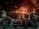 Kantor DPRD Sulawesi Selatan terbakar hebat, disaksikan warga di Jalan Urip Sumoharjo, Makassar, Sabtu (30/8/2025) dini hari. M Darwin Fatir/Antara