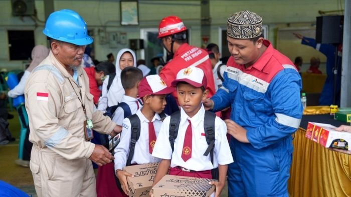 Sebanyak 160 siswa tingkat Sekolah Dasar (SD) dan Sekolah Menengah Pertama (SMP) di wilayah Ring 1 Terminal Crude Lawe-Lawe menerima bantuan perlengkapan sekolah. Foto: HO/KPB