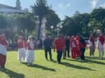 Sekda Balikpapan, Muhaimin saat mengikuti lomba kelereng dalam rangka peringati HUT ke 80 RI, di Halaman Balai Kota Balikpapan, pada Jumat (15/8/2025). Foto: BorneoFlash/Niken Sulastri