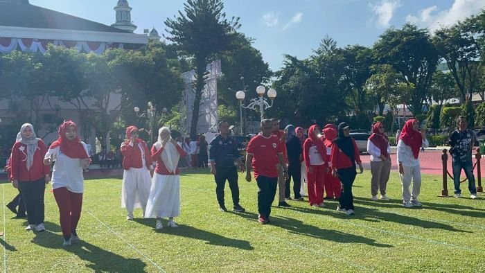 Sekda Balikpapan, Muhaimin saat mengikuti lomba kelereng dalam rangka peringati HUT ke 80 RI, di Halaman Balai Kota Balikpapan, pada Jumat (15/8/2025). Foto: BorneoFlash/Niken Sulastri