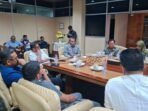 Sekda Kabupaten Paser, Katsul Wijaya menerangkan terkait status lahan HPL Transmigrasi di Kabupaten Paser, saat ditemui di Sekretariat DPRD Paser, Jumat (8/8/2025). Foto: BorneoFlash/Joe