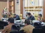 Sekda Kabupaten Paser, Katsul Wijaya mengikuti rapat kerja dengan Banggar DPRD Paser yang membahas Rancangan KUA-PPAS Tahun 2026, di Ruang Bapekat Sekretariat DPRD Paser, pada Senin (11/8/2025). Foto: BorneoFlash/Joe
