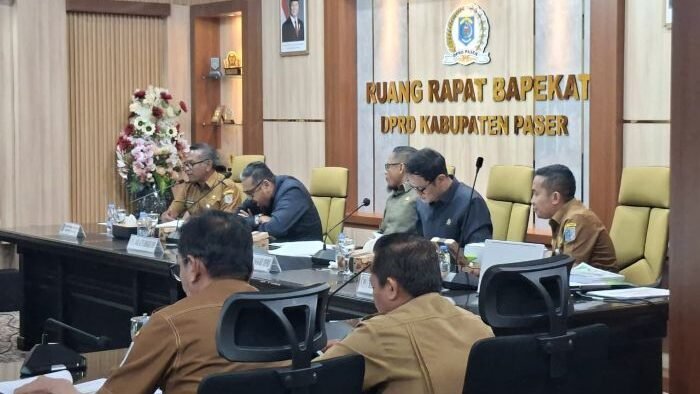 Sekda Kabupaten Paser, Katsul Wijaya mengikuti rapat kerja dengan Banggar DPRD Paser yang membahas Rancangan KUA-PPAS Tahun 2026, di Ruang Bapekat Sekretariat DPRD Paser, pada Senin (11/8/2025). Foto: BorneoFlash/Joe