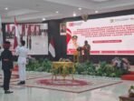 Sekretaris Daerah Kota Balikpapan, H. Muhaimin Mengukuhkan DPPI Kota Balikpapan masa bakti 2025–2029 di Auditorium Balai Kota, pada Selasa (5/8/2025). Foto: BorneoFlash/Niken Sulastri