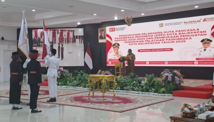 Sekretaris Daerah Kota Balikpapan, H. Muhaimin Mengukuhkan DPPI Kota Balikpapan masa bakti 2025–2029 di Auditorium Balai Kota, pada Selasa (5/8/2025). Foto: BorneoFlash/Niken Sulastri