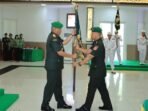 Pangdam VI/Mulawarman, Mayjen TNI Rudy Rachmat Nugraha, S.I.P., M.Sc., memimpin acara Sertijab Kakudam VI/Mlw, Danbrigif 24/Bulungan Cakti, penyerahan jabatan Kapuskodalopsdam, serta tradisi penerimaan dan pelepasan warga Kodam VI/Mlw yang berlangsung di Aula Makodam VI/Mlw, Balikpapan, pada Kamis (28/08/2025). Foto: HO/Pendam VI/Mlw