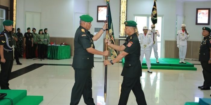 Pangdam VI/Mulawarman, Mayjen TNI Rudy Rachmat Nugraha, S.I.P., M.Sc., memimpin acara Sertijab Kakudam VI/Mlw, Danbrigif 24/Bulungan Cakti, penyerahan jabatan Kapuskodalopsdam, serta tradisi penerimaan dan pelepasan warga Kodam VI/Mlw yang berlangsung di 