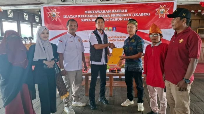 Setia Budi (Baju Batik Biru) secara resmi terpilih menjadi Ketua IKABES Kota Bontang dalam Musda, pemilihan pengurus untuk periode 2025-2029, yang digelar di Rumah Makan Anjungan Indah, Kelurahan Bontang Kuala, Kecamatan Bontang Utara, pada Minggu (10/8/2025). Foto: BorneoFlash/Ist