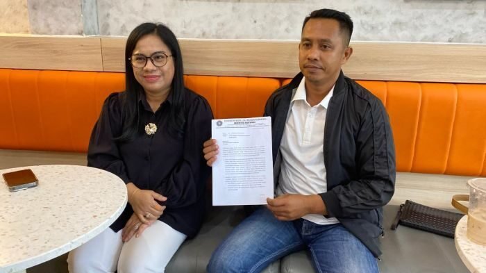 Sri Evi New Yearsi bersama kuasa hukumnya, Titus Tibayan Pakalla. Foto: BorneoFlash/Nur Ainunnisa