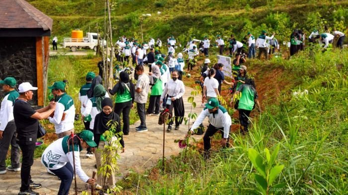 Suasana penanaman bersama, pohon endemik Kalimantan di kawasan Taman Kusuma Bangsa, Ibu Kota Nusantara, Selasa (26/8/2025).Foto: HO/Humas Otorita IKN