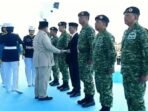 Wakil Panglima TNI, Jenderal TNI Tandyo Budi Revita (tiga kanan) bersiap dikukuhkan pada jabatan barunya oleh Presiden Prabowo Subianto, pada upacara gelar pasukan operasional dan kehormatan TNI, di Pusat Pendidikan dan Latihan Komando Pasukan Khusus TNI AD, Batujajar, Jawa Barat, Minggu (10/08/2025). (Pusat Penerangan TNI)