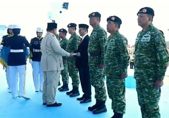 Wakil Panglima TNI, Jenderal TNI Tandyo Budi Revita (tiga kanan) bersiap dikukuhkan pada jabatan barunya oleh Presiden Prabowo Subianto, pada upacara gelar pasukan operasional dan kehormatan TNI, di Pusat Pendidikan dan Latihan Komando Pasukan Khusus TNI AD, Batujajar, Jawa Barat, Minggu (10/08/2025). (Pusat Penerangan TNI)