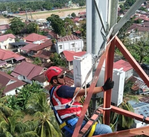Teknisi XL Axiata sedang melakukan pemeliharaan perangkat BTS XLSMART seputaran Festival Pacu Jalur, Kecamatan Kuantan Tengah, Kabupaten Kuantan Singingi, Provinsi Riau, pada Rabu (30/7/2025). Foto: HO/ XLSMART