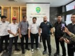 Tenaga honorer usai menyerahkan surat permohonan audiensi di Kantor Gubernur Kaltim, pada Senin (11/8/2025). Foto: BorneoFlash/Nur Ainunnisa