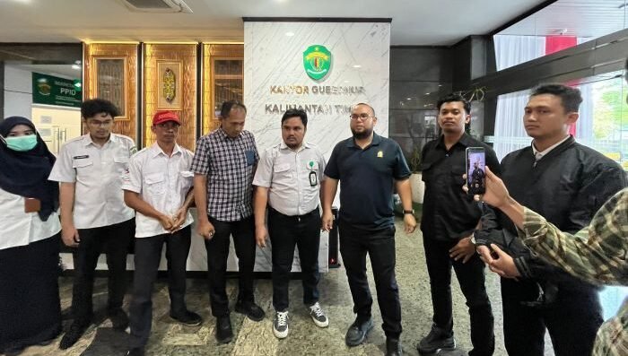 Tenaga honorer usai menyerahkan surat permohonan audiensi di Kantor Gubernur Kaltim, pada Senin (11/8/2025). Foto: BorneoFlash/Nur Ainunnisa