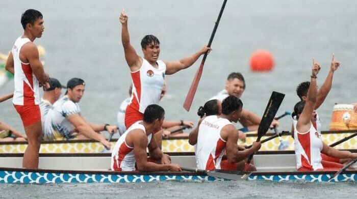 Tim perahu naga (dragon boat) Indonesia merayakan kemenangan setelah final perahu naga nomor 10 seater-500m di The World Games 2025. Pertandingan yang berlangsung di Chengdu, Provinsi Sichuan, Tiongkok Barat Daya, pada Minggu, 10 Agustus 2025, ini mengantar tim mempersembahkan total lima medali emas dan perak untuk Indonesia. Foto: ANTARA/Xinhua/Li Jianan/agr