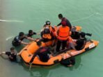 Tim SAR Batalyon C Pelopor Satbrimob Polda Kaltim berhasil mengevakuasi korban tenggelam di Danau Pertalite. Foto: HO/Satbrimob Polda Kaltim