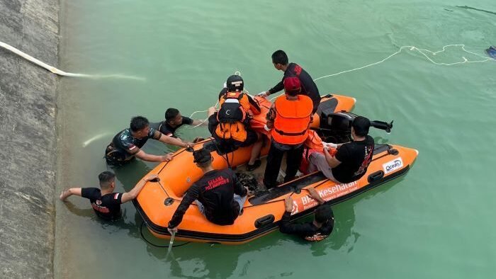Tim SAR Batalyon C Pelopor Satbrimob Polda Kaltim berhasil mengevakuasi korban tenggelam di Danau Pertalite. Foto: HO/Satbrimob Polda Kaltim