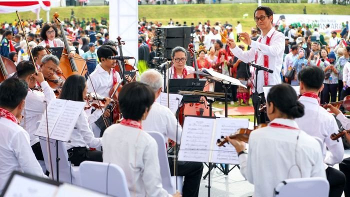 Twilite Orchestra dan Twilite Chorus dipimpin oleh Addie MS setelah upacara pengibaran bendera merah putih di Plaza Seremoni KIPP IKN pada Minggu (17/08/2025). Foto: HO/Humas Otorita IKN