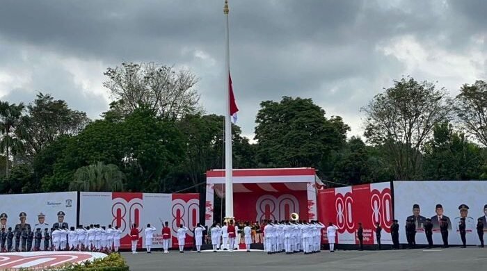 Upacara Bendera dalam rangka memperingati HUT ke-80 Kemerdekaan Republik Indonesia di Halaman Balikpapan Sport and Convention Center (BSCC)/DOME, pada Minggu (17/8/2025). Foto: BorneoFlash/Niken Sulastri