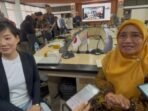 (ki:ka) Direktur for Development Cooperation, Global Network Division, City of Yokohama, Hayashi Sumire dan Kepala Bappeda Litbang Kota Balikpapan, Murni, usai kegiatan Urban Development Seminar di Aula Kantor Bappeda Litbang, pada Jumat (8/8/2025). Foto: BorneoFlash/Niken Sulastri