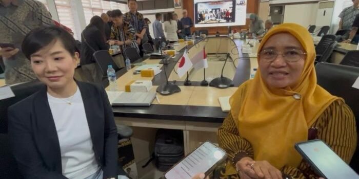 (ki:ka) Direktur for Development Cooperation, Global Network Division, City of Yokohama, Hayashi Sumire dan Kepala Bappeda Litbang Kota Balikpapan, Murni, usai kegiatan Urban Development Seminar di Aula Kantor Bappeda Litbang, pada Jumat (8/8/2025). Foto: BorneoFlash/Niken Sulastri