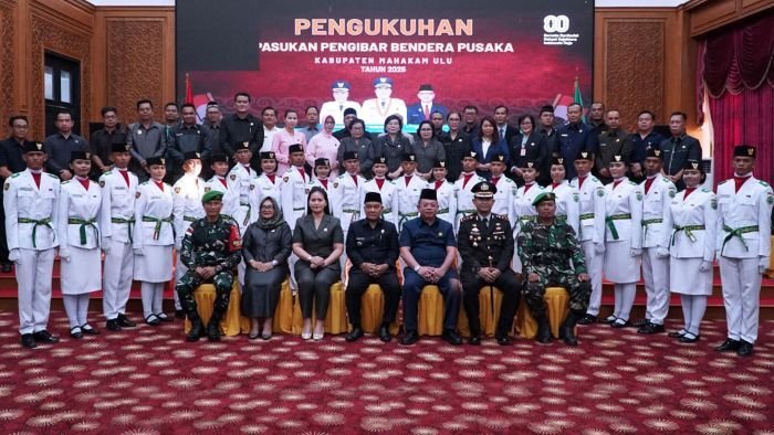 Wabup Mahulu, Yohanes Avun secara resmi mengukuhkan Paskibraka Kabupaten Mahulu Tahun 2025 di Ballroom Kantor Bupati Mahulu, pada Jumat (15/8/2025). Foto: HO/Prokopim Mahulu