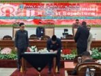 Wabup Paser, Ikhwan Antasari saat penandatanganan rancangan perubahan KUA-PPAS APBD Paser tahun 2025 di Gedung Baling Seleloi, Sekretariat DPRD Paser, Kamis (7/8/2025). Foto: BorneoFlash/Joe