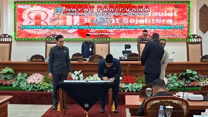 Wabup Paser, Ikhwan Antasari saat penandatanganan rancangan perubahan KUA-PPAS APBD Paser tahun 2025 di Gedung Baling Seleloi, Sekretariat DPRD Paser, Kamis (7/8/2025). Foto: BorneoFlash/Joe
