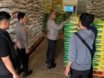 Waka Polresta Balikpapan AKBP Hendrik E.B., S.H., S.I.K., bersama Satgas Pangan Polresta melakukan peninjauan langsung ke Gudang Bulog Gunung Malang, pada Minggu (10/8/2025). Foto: HO/Humas Polresta Balikpapan