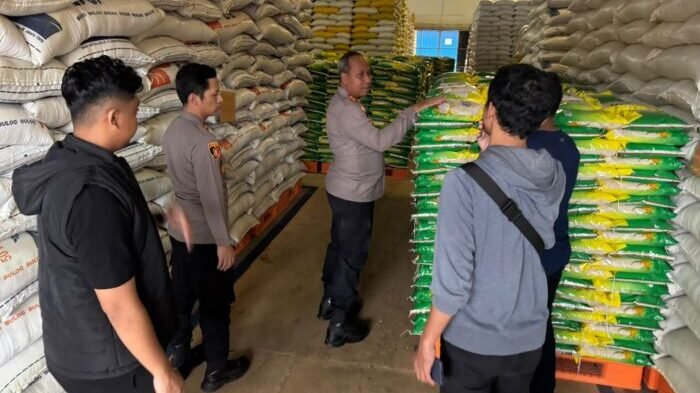 Waka Polresta Balikpapan AKBP Hendrik E.B., S.H., S.I.K., bersama Satgas Pangan Polresta melakukan peninjauan langsung ke Gudang Bulog Gunung Malang, pada Minggu (10/8/2025). Foto: HO/Humas Polresta Balikpapan
