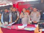 Wakapolresta Samarinda, AKBP Heri Rusyaman, saat konferensi pers pengungkapan kasus pencurian pecah kaca di Polsek Samarinda Kota, pada Selasa (26/8/2025). Foto: BorneoFlash/Nur Ainunnisa