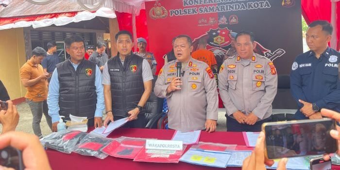 Wakapolresta Samarinda, AKBP Heri Rusyaman, saat konferensi pers pengungkapan kasus pencurian pecah kaca di Polsek Samarinda Kota, pada Selasa (26/8/2025). Foto: BorneoFlash/Nur Ainunnisa