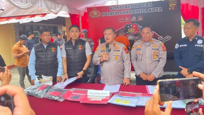 Wakapolresta Samarinda, AKBP Heri Rusyaman, saat konferensi pers pengungkapan kasus pencurian pecah kaca di Polsek Samarinda Kota, pada Selasa (26/8/2025). Foto: BorneoFlash/Nur Ainunnisa
