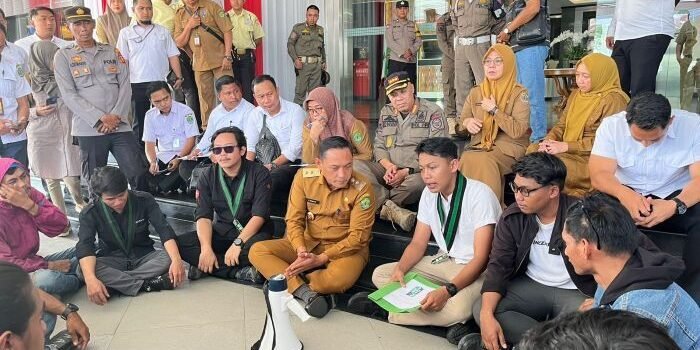 Wakil Gubernur Kaltim, Seno Aji, saat berdialog bersama perwakilan HMI Cabang Samarinda. Foto: BorneoFlash/Nur Ainunnisa