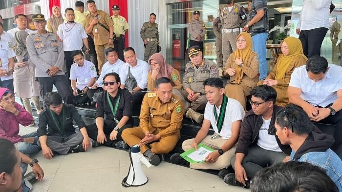 Wakil Gubernur Kaltim, Seno Aji, saat berdialog bersama perwakilan HMI Cabang Samarinda. Foto: BorneoFlash/Nur Ainunnisa
