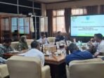 Wakil Ketua DPRD Paser, Zulkifli Kaharuddin dan Hendrawan Putra Serta Sekretaris DPRD Paser, Muhammad Iskandar Zulkarnain, dalam pertemuan di Ruang Rapat Pimpinan Sekretariat DPRD Paser, pada Jumat (8/8/2025). Foto: BorneoFlash/IST