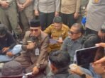 Wakil Wali Kota Balikpapan Bagus Susetyo didampingi Sekretaris Daerah Kota Balikpapan, Muhaimin dan Asisten I Bidang Tata Pemerintahan, Zulkipli berdiskusi dengan aliansi Bakwan, di Halaman Balai Kota Balikpapan, pada Senin (25/8/2025). Foto: BorneoFlash/Niken Sulastri