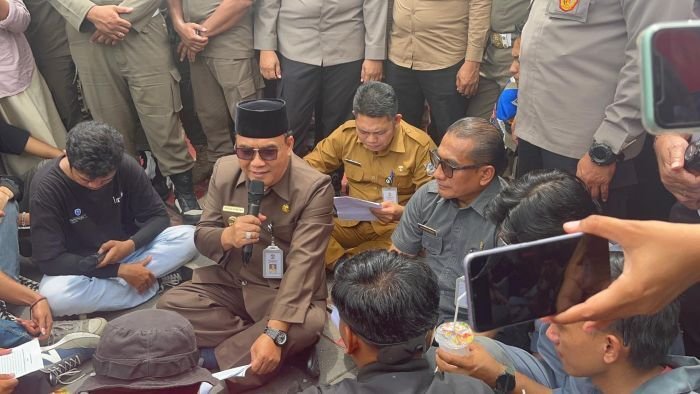 Wakil Wali Kota Balikpapan Bagus Susetyo didampingi Sekretaris Daerah Kota Balikpapan, Muhaimin dan Asisten I Bidang Tata Pemerintahan, Zulkipli berdiskusi dengan aliansi Bakwan, di Halaman Balai Kota Balikpapan, pada Senin (25/8/2025). Foto: BorneoFlash/Niken Sulastri