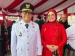 Wakil Wali Kota Balikpapan, Bagus Susetyo bersama istri Siti Kotijah Saat Peringatan Hari Ulang Tahun (HUT) ke-80 Kemerdekaan Republik Indonesia di Halaman Balikpapan Sport and Convention Center (BSCC)/DOME, pada Minggu (17/8/2025). Foto: BorneoFlash/Niken Sulastri