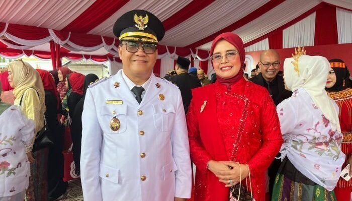 Wakil Wali Kota Balikpapan, Bagus Susetyo bersama istri Siti Kotijah Saat Peringatan Hari Ulang Tahun (HUT) ke-80 Kemerdekaan Republik Indonesia di Halaman Balikpapan Sport and Convention Center (BSCC)/DOME, pada Minggu (17/8/2025). Foto: BorneoFlash/Niken Sulastri