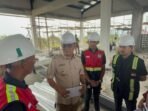 Wakil Wali Kota Balikpapan, Bagus Susetyo, memantau langsung progres pembangunan gedung baru DPRD Kota Balikpapan, yang berlokasi di Jalan Jenderal Sudirman, pada Selasa (12/8/2025). Foto: BorneoFlash/Niken Sulastri