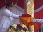 Wakil Wali Kota Balikpapan, Bagus Susetyo, memimpin upacara penurunan bendera dalam rangka HUT ke-80 Kemerdekaan Republik Indonesia di Balikpapan Sport and Convention Center (BSCC)/ Dome, pada Minggu (17/8/2025). Foto:BorneoFlash/Niken Sulastri
