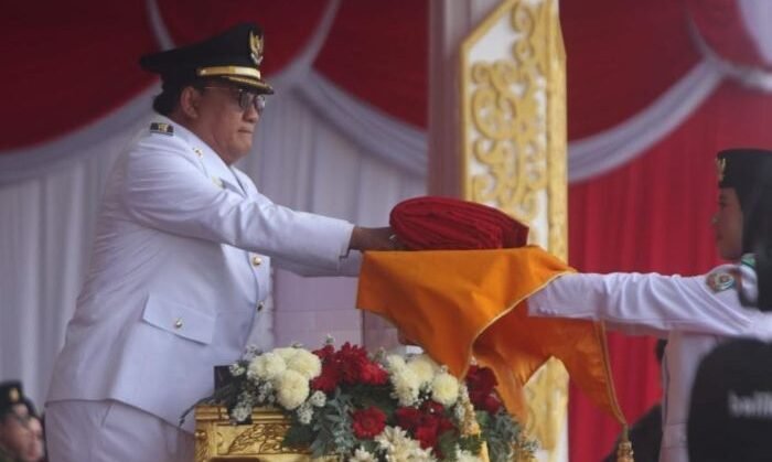 Wakil Wali Kota Balikpapan, Bagus Susetyo, memimpin upacara penurunan bendera dalam rangka HUT ke-80 Kemerdekaan Republik Indonesia di Balikpapan Sport and Convention Center (BSCC)/ Dome, pada Minggu (17/8/2025). Foto:BorneoFlash/Niken Sulastri