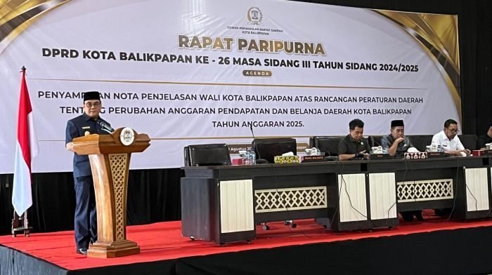 Wakil Wali Kota Balikpapan, Bagus Susetyo saat Rapat Paripurna DPRD Kota Balikpapan di Gedung Parkir Klandasan Balikpapan, pada Selasa (19/8/2025). Foto: BorneoFlash/Niken Sulastri
