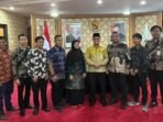 Wakil Wali Kota Balikpapan, Bagus Susetyo saat menerima kunjungan DPMPTSP Provinsi Kaltim saat podcast, pada hari Kamis, 7 Agustus 2025 di Ruang Kerja Wakil Wali Kota Balikpapan. Foto: BorneoFlash/Niken Sulastri