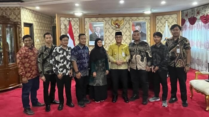 Wakil Wali Kota Balikpapan, Bagus Susetyo saat menerima kunjungan DPMPTSP Provinsi Kaltim saat podcast, pada hari Kamis, 7 Agustus 2025 di Ruang Kerja Wakil Wali Kota Balikpapan. Foto: BorneoFlash/Niken Sulastri