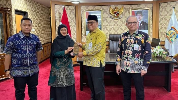 Wakil Wali Kota Balikpapan, Bagus Susetyo saat menerima kunjungan DPMPTSP Provinsi Kaltim saat podcast, pada hari Kamis, 7 Agustus 2025 di Ruang Kerja Wakil Wali Kota Balikpapan. Foto: BorneoFlash/Niken Sulastri